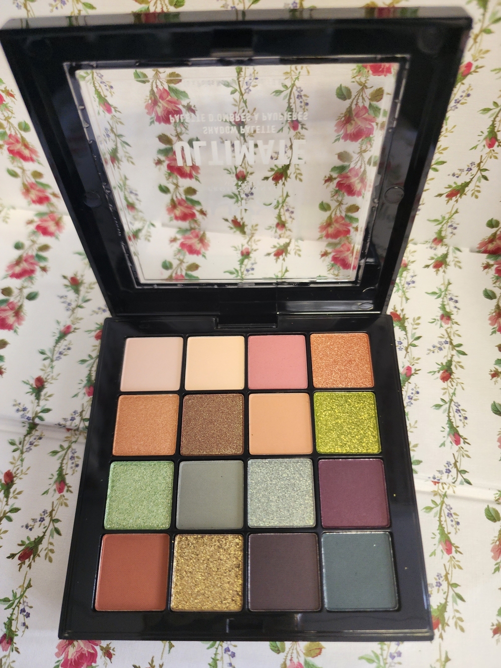 NYX Ultimate Eyeshadow Palette — Greens, Golds & Warm Neutrals - Picture 5 of 6